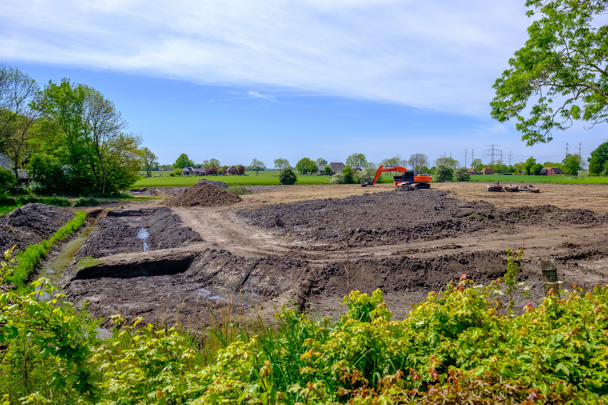 Archeologische opgravingen in de her uit te graven gracht van de voormalige Onstaborg in Sauwerd gezien vanaf de oostpunt ten zuiden van de vroegere kerk. Foto: 15 mei 2022. 