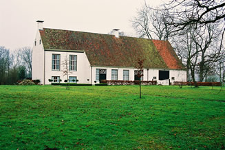 Afb. boven: Het Iwema Steenhuis in Niebert.