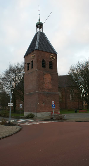 De huidige toren bij de kerk.