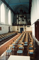 Het interieur van de kerk gezien vanuhet koor in het oosten. De stoelen staan naar het westen. Foto: Eigen verzameling.