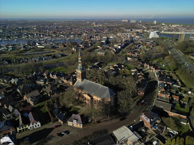 Dronefoto van Farmsum, met in het midden de kerk. Foto: ©Jur Kuipers, 2013.