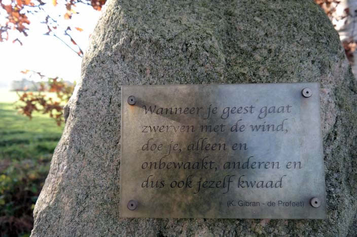 Tekst op de gedenksteen aan de Poelmalaan. Bron: Wikipedia Commons.