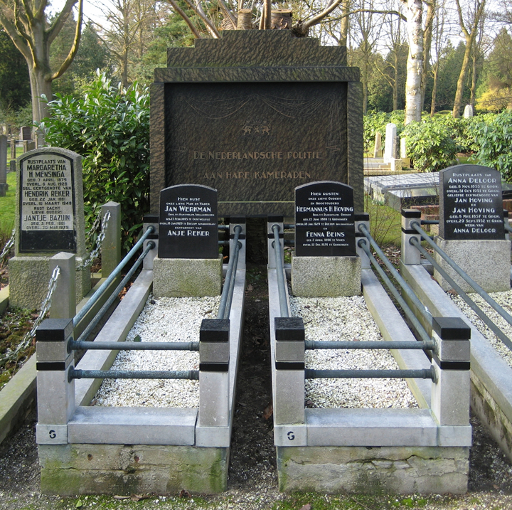 Foto: Dit zijn de graven van de veldwachters Jan Werkman (links) en Herman Hoving (rechts) zoals deze te vinden zijn op de begraafplaats Esserveld te Groningen (2009). Bron: Wikipedia.