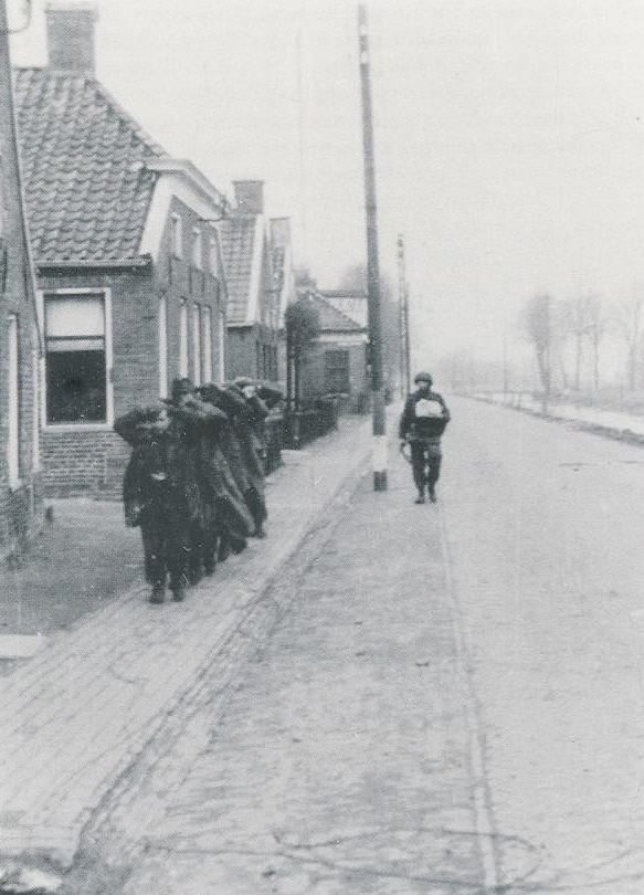 Hier worden Duitse krijgsgevangenen afgevoerd door een Belgische soldaat. Bron: een lezer. Wie weet waar dit precies is in Beerta?