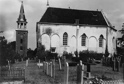 De Ned. Herv. kerk van Finsterwolde met losstaande toren vóór de restauratie..