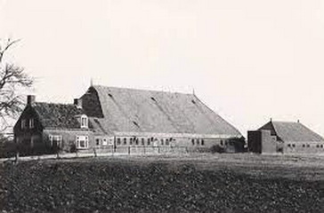 De laatste boerderij, Kloosterlaan E1, van Heveskesklooster (nr. 162), gezien vanaf het zuidwesten. De foto is helaas onscherp omdat deze met een oude camera is gefotografeerd. Foto: ©Harm Hillinga.