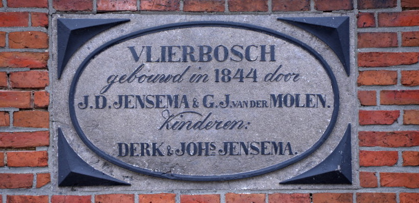 Gevelsteen van "Vlierbosch, gebouwd in 1844 door J.D Jensema & G.J. van der Molen. Kinderen: Derk & Johs Jensema."