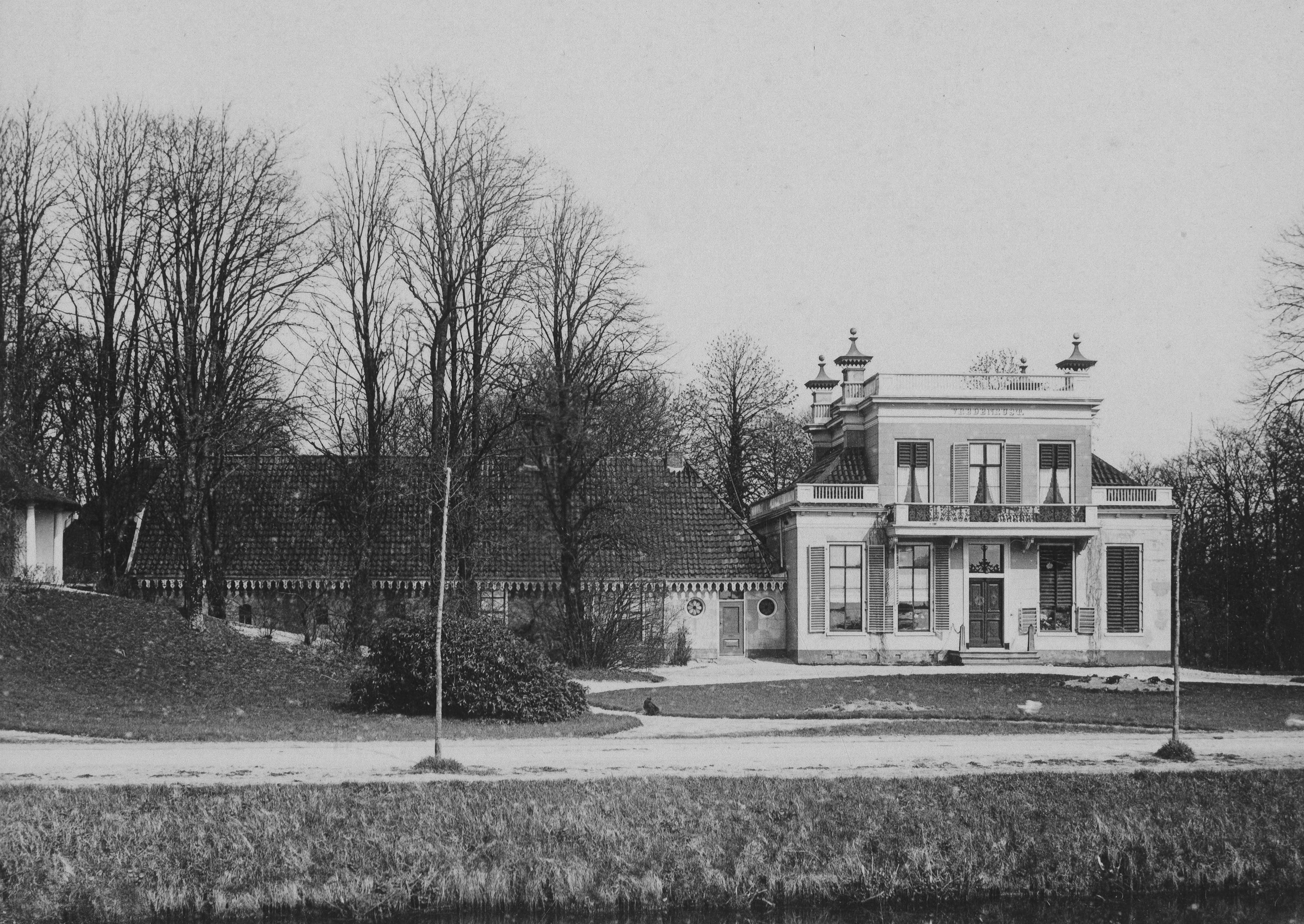 Huize Vredenrust te Westerdiep bij Veendam nog in volle luister. De foto is gemaakt door J.G. Kramer tussen 1886 en 1891. Bron/licentie: RHC GA, Groninger Archieven.
