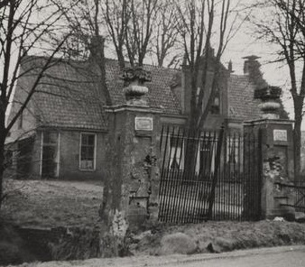 Het hekwerk, de zuilen en he huis bevinden zich hier in vervallen staat. Voor 1903 zou het bewoond zijn door Aiko Rigte Brouwer en Pieterke Willems de Boer. De foto is gemaakt door L.A. Veeger tussen 1950 en 1960 en is in het bezit van de Groninger Archieven.
