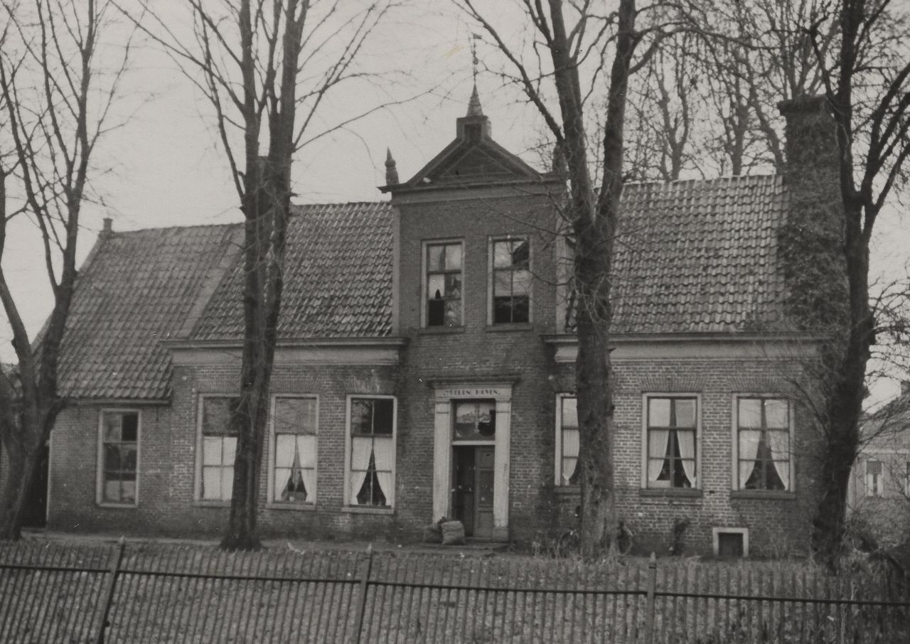 Huize Vredenhoven te Eexta staat er niet meer en is afgebroken.