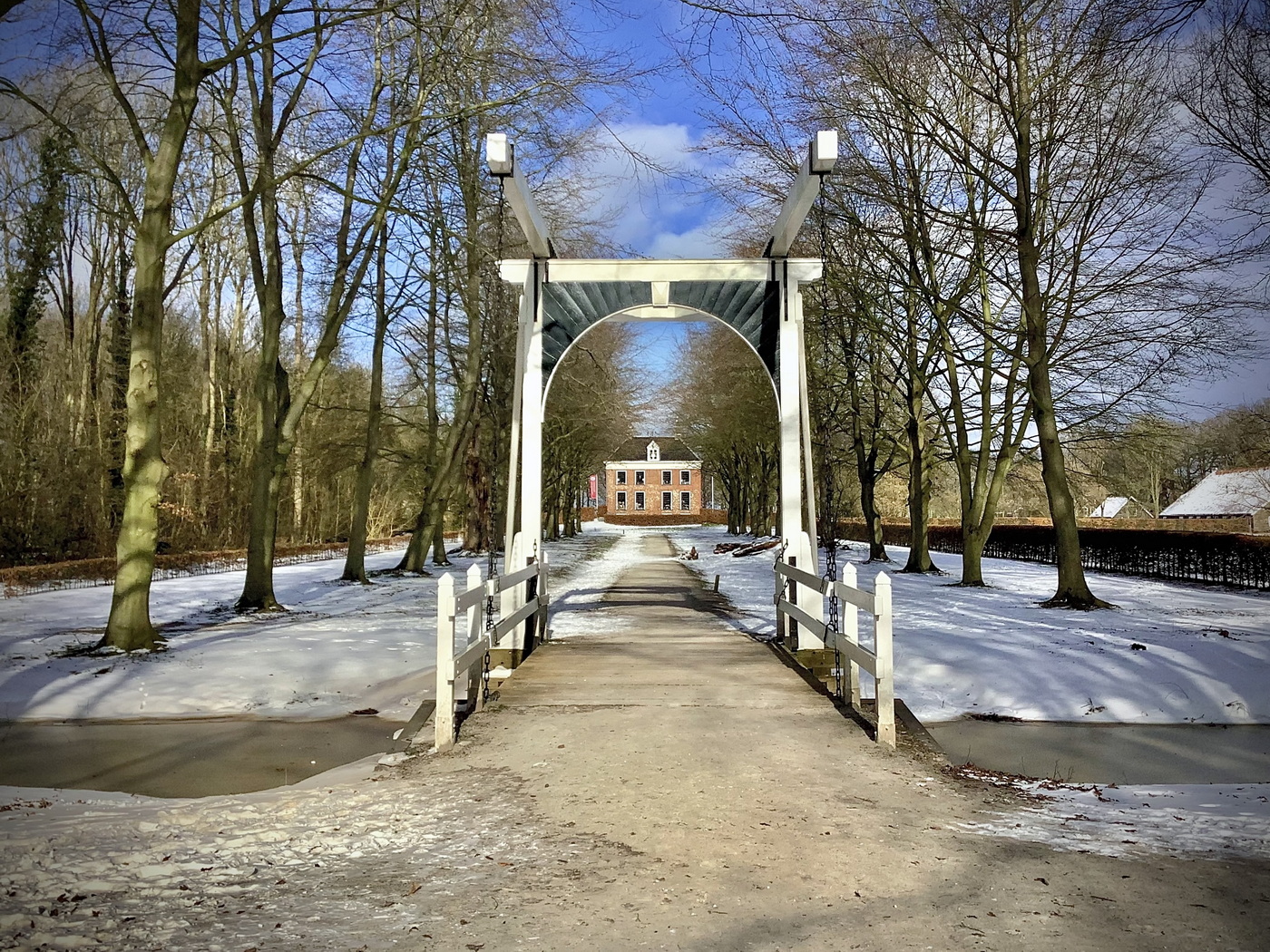 De ophaalbrug bij de Ennemaborgh. Foto: ©Jur Kuipers, winter 2022.