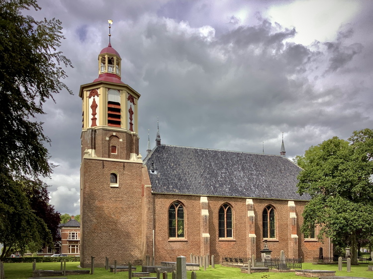 De Nederlands Hervormde kerk van Midwolda is een zaalkerk heeft twee zadeldaken (op de foto niet te zien) en op de hoeken vier kleine torenspitsjes. Foto: ©Jur Kuipers (2020/2021).