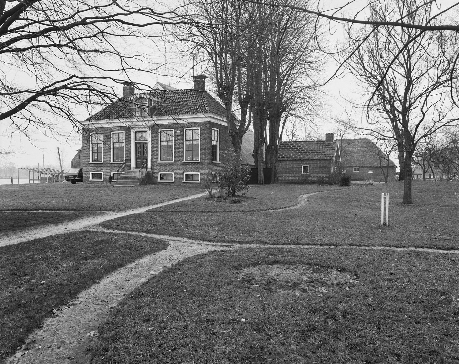 Voorhuis boerderij Rikkerda te Lutjegast met stookhut. Bron: Rijksdienst voor Cultureel Erfgoed. Foto: P. van Galen., maart 1977. Mon.nr. 518775, Doc. nr. 14866. Licentiie: Creative Commons.