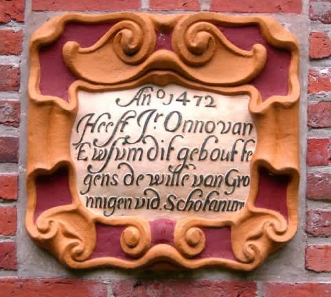 ‘An 1472 Heeft Jr. Onno van Ewsum dit gebout tegens de wille van Groningen vid. Schotanim’ (03).