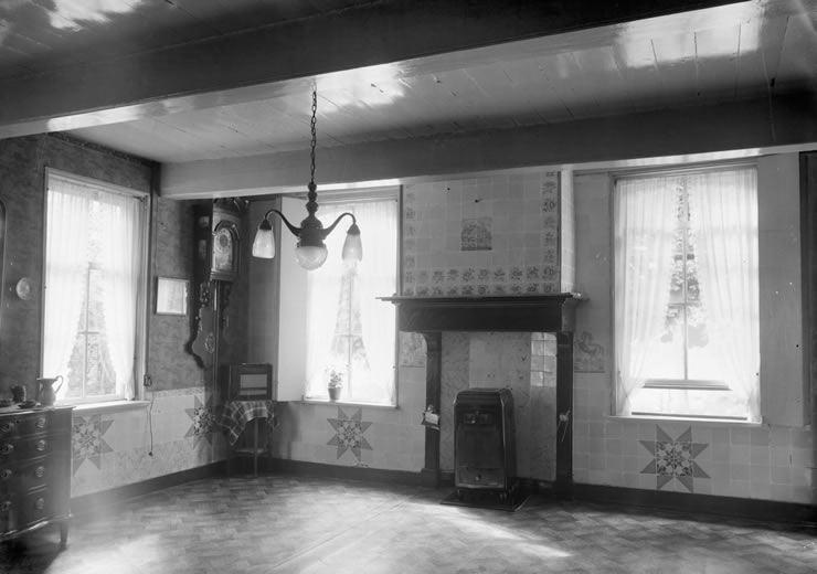 Voorkamer van het steenhuis met tegelwand. Foto: 1942, Rijksdienst voor Cultureel Erfgoed. Rijksmonument nr. 28289.