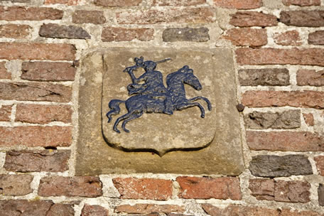 Het wapen van  de Ripperda's op de  westgevel van de kerk te Oosterwijtwerd.