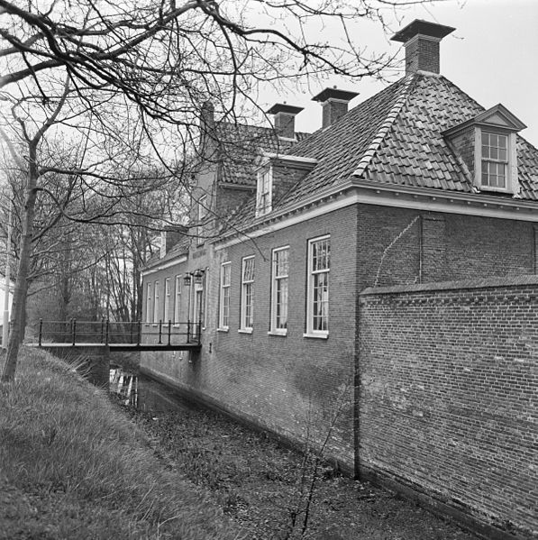 Veenborg Welgelegen met de omgrachte voorzijde. Foto: A.J. van der Wal, Rijksdienst voor Cultureel Erfgoed, rijksmonument nr. 515585, mei 1969