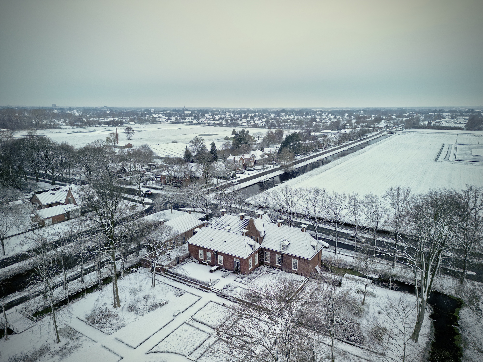 Dronefoto van de veenborg Welgelegen. Foto: ©Jur Kuipers, 4 december 2023.