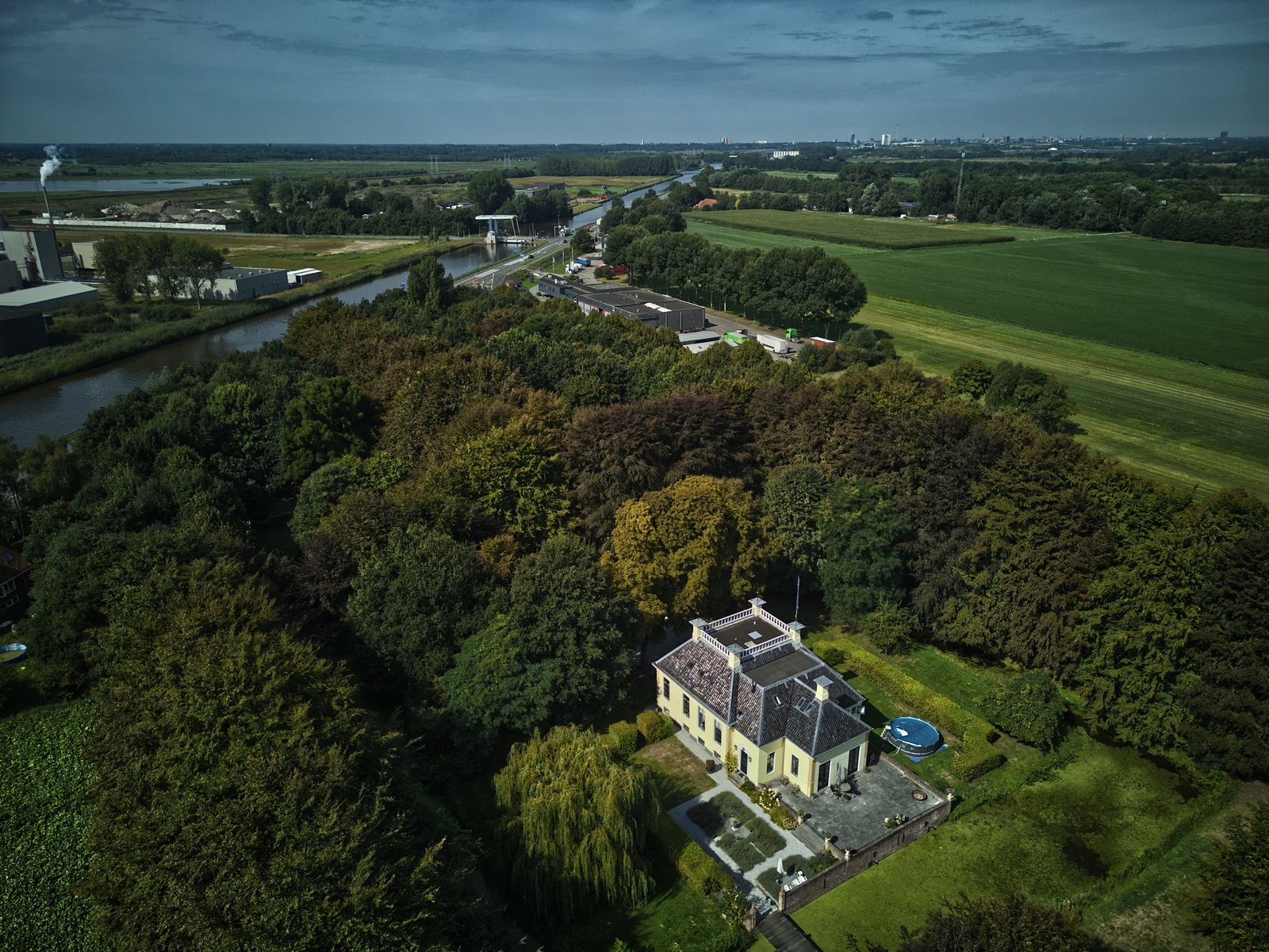 Luchtfoto van de borg Langwyck met achterliggend gebied en bos. Foto: ©Jur Kuipers.