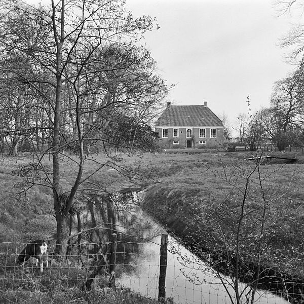 Vaartwijk, achterzijde met een deel van de slingergracht. Foto: Drs. A.J. van der Wal, mei 1969. Bron: Rijksdienst voor Cultureel erfgoed.Licentie: Creative Commons Attribution-Share Alike 4.0 International licentie.