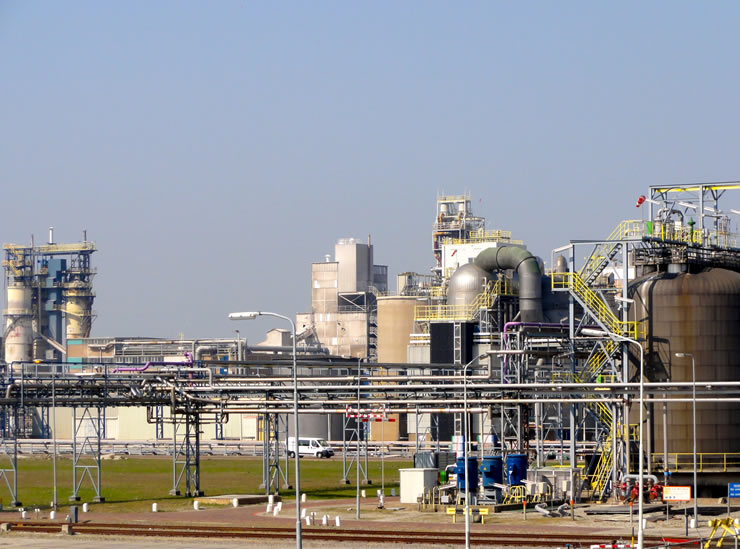 Deel Chemiepark Delfzijl in 20 april 2011. 