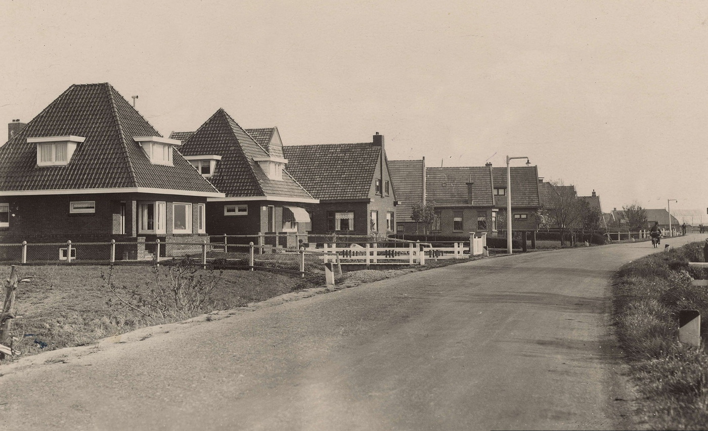 Ansichtkaart 'Groeten uit Adorp', UItgever K. Wiersema. Foto: 1940-1950. Bron/licentie: RHC GA, Beeldbank Groningen.