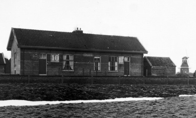 Voormalige stationsgebouw van Adorp, 'Halte 10', met rechts molen Aeolus. Foto: circa 1950 