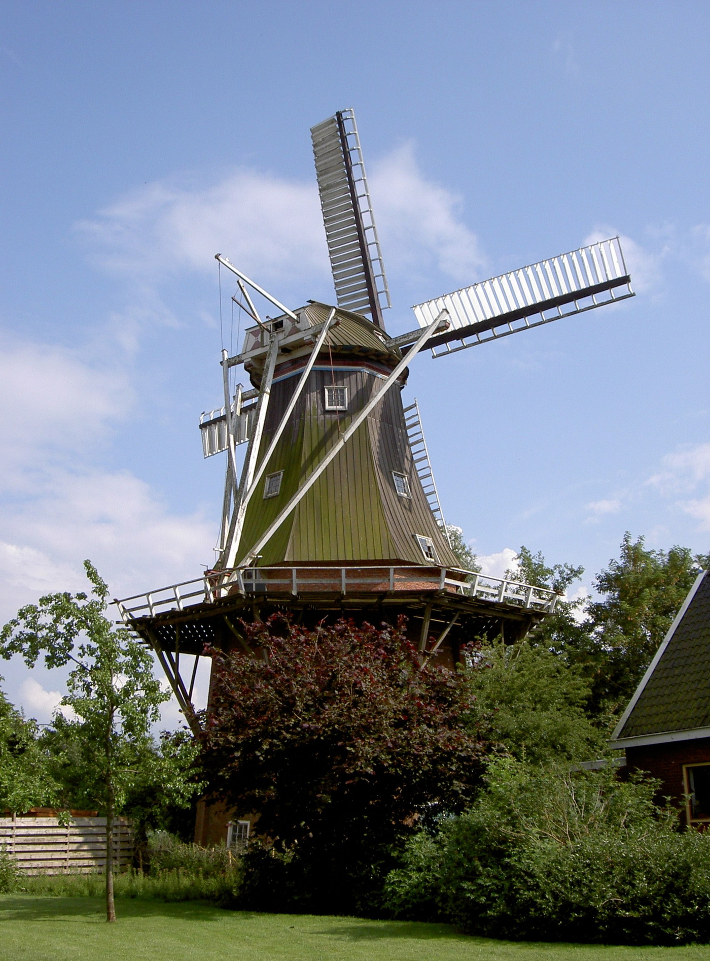 Het dorp heeft ook een molen uit 1851, Aeolus genaamd, die toe is aan restauratie. De molen staat bij de Molenweg 7 en is een rijksmonument (nr. 7061).