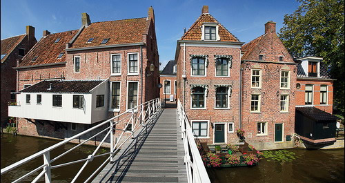 De Vrouwenbrug in appingedam met zicht op een aantal monumentale panden en hangende keukens. Foto: 20-04-2011.