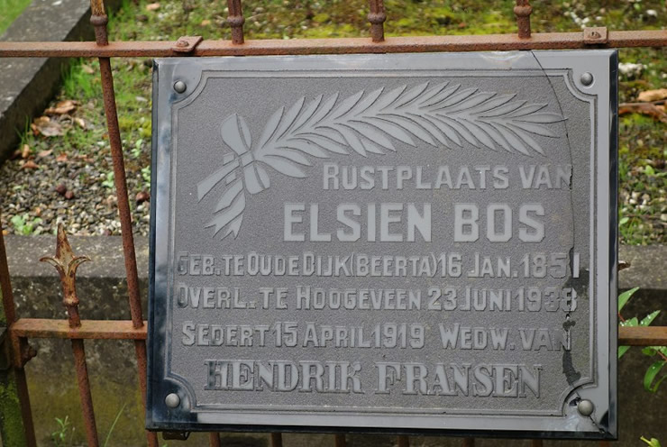 Het graf van Elsien Bos, geboren Oudedijk bij Drieborg 16-01-1851 en overleden te Hoogeveen23 juni 1938. Foto: Graftombe.nl.