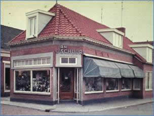 Links de winkel van Jan Schuur en Grietje Roelfina Elsiena Fransen circa 1937; rechts dezelfde winkel circa 1965. De winkel heeft gestaan op de hoek van de Engelstilstraat en Dwingeloweg in Winschoten.