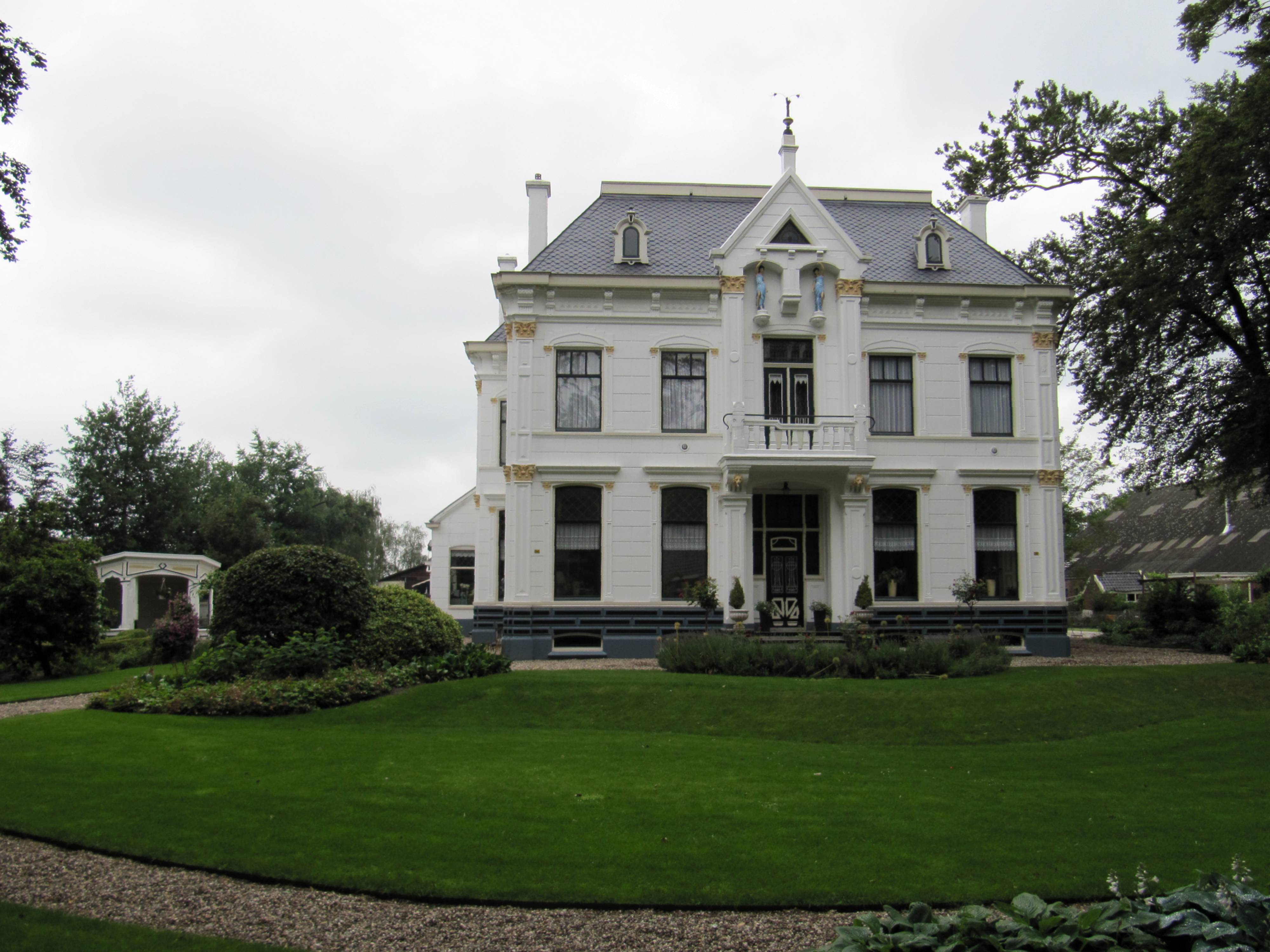 Villaboerderij; in eclectische stijl met neoclassicistische en art-nouveau-elementen (1906). Hoofdweg 245. 