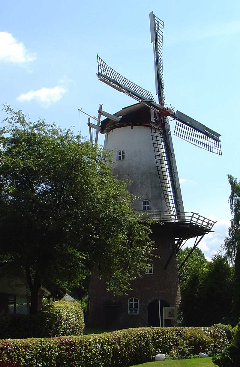 Veldkamp's Meuln

Veldkamps Meuln is een ronde stenen korenmolen in Bellingwolde. De molen is in 1855 als koren- en pelmolen gebouwd. De molen is jarenlang in bezit van de familie Veldkamp, hetgeen de naam van de molen verklaart. Tegenwoordig is de molen eigendom van de gemeente Westerwolde. De molen is in de anderhalve eeuw van zijn bestaan regelmatig beschadigd door storm, namelijk in 1895, 1972 en 1976. De molen is enkele malen gerestaureerd, voor het laatst in 2002. Sindsdien wordt de molen regelmatig door een vrijwillig molenaar in bedrijf gesteld. Het pelwerk is grotendeels verdwenen, de molen bezit op het moment nog twee koppels maalstenen.
