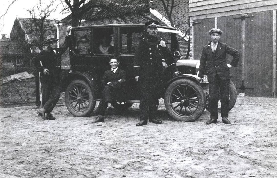 Een van de eerste auto's in Bellingwolde waarvan het kenteken A804 is uitgegeven op 1 november 1911 voor Harm Stadlander, klerk