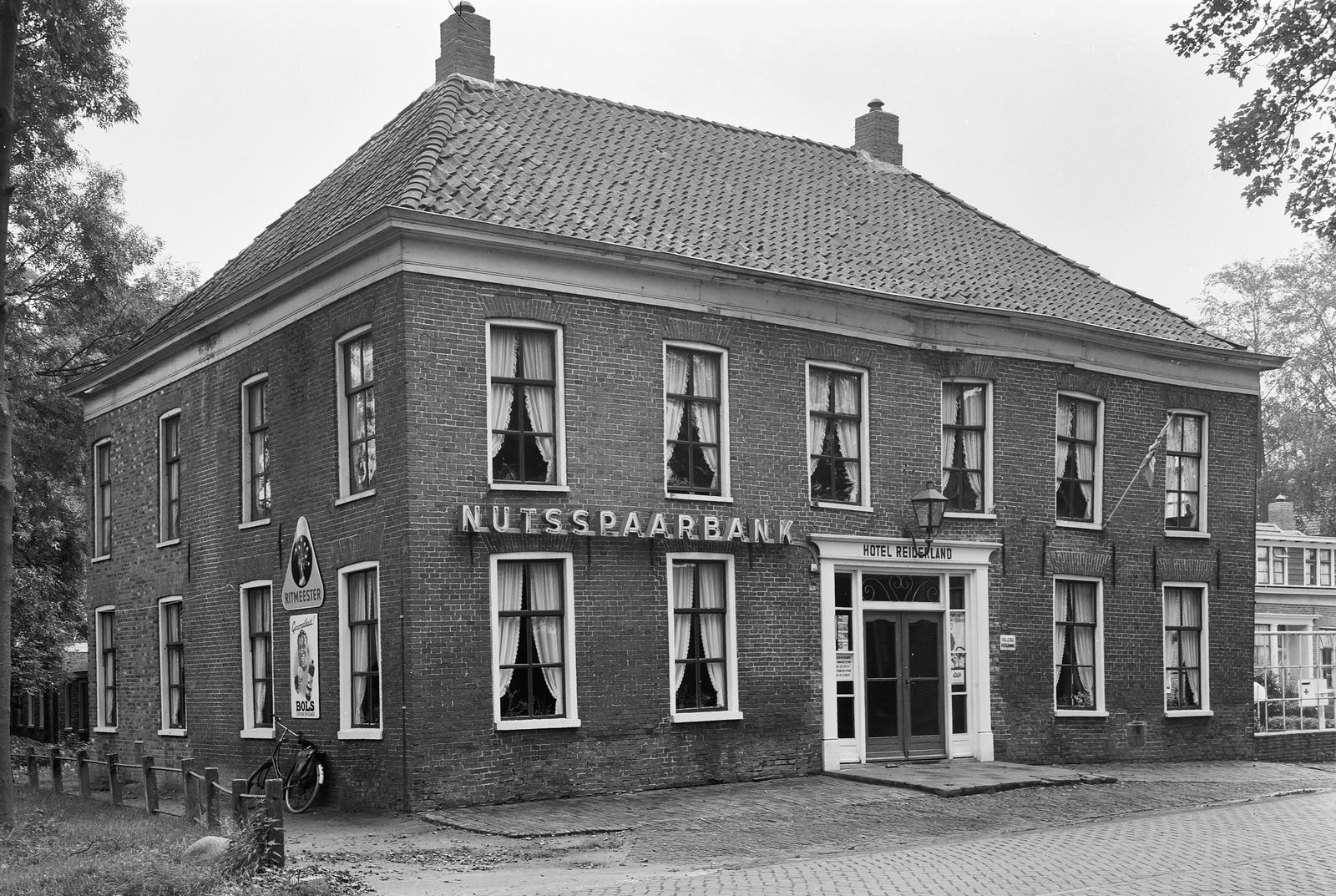 De Nutsspraarbank is ook gevestigd geweest in Hotel Reiderland.