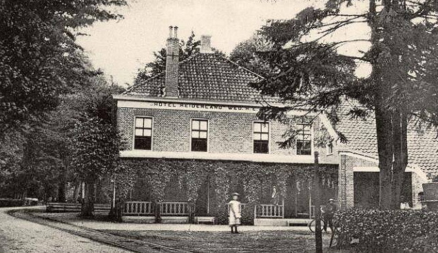 Deze foto is genomen tussen 1905 en 1919 van 'Logement Klein'. De weduwe van Hendrik Ekko Klein is Lutske Star, geboren in ’t Zandt als dochter van Egge Star, logementhouder, en Hinke. H.E. Klein is overleden op 17 oktober 1904, op de leeftijd van 43 jaar. 