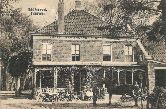 Foto van het hotel tussen de jaren 1919 en 1925. Eigenaar is dan Albert Smid, hotelhouder, geboren te Nieuwolda, en zijn echtgenote Nantje Hut. 