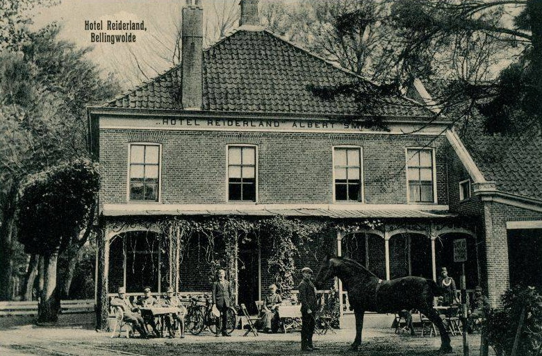 Het terras naast hotel Reiderland als deze in bezit van van Albert Smid (1919-1925).