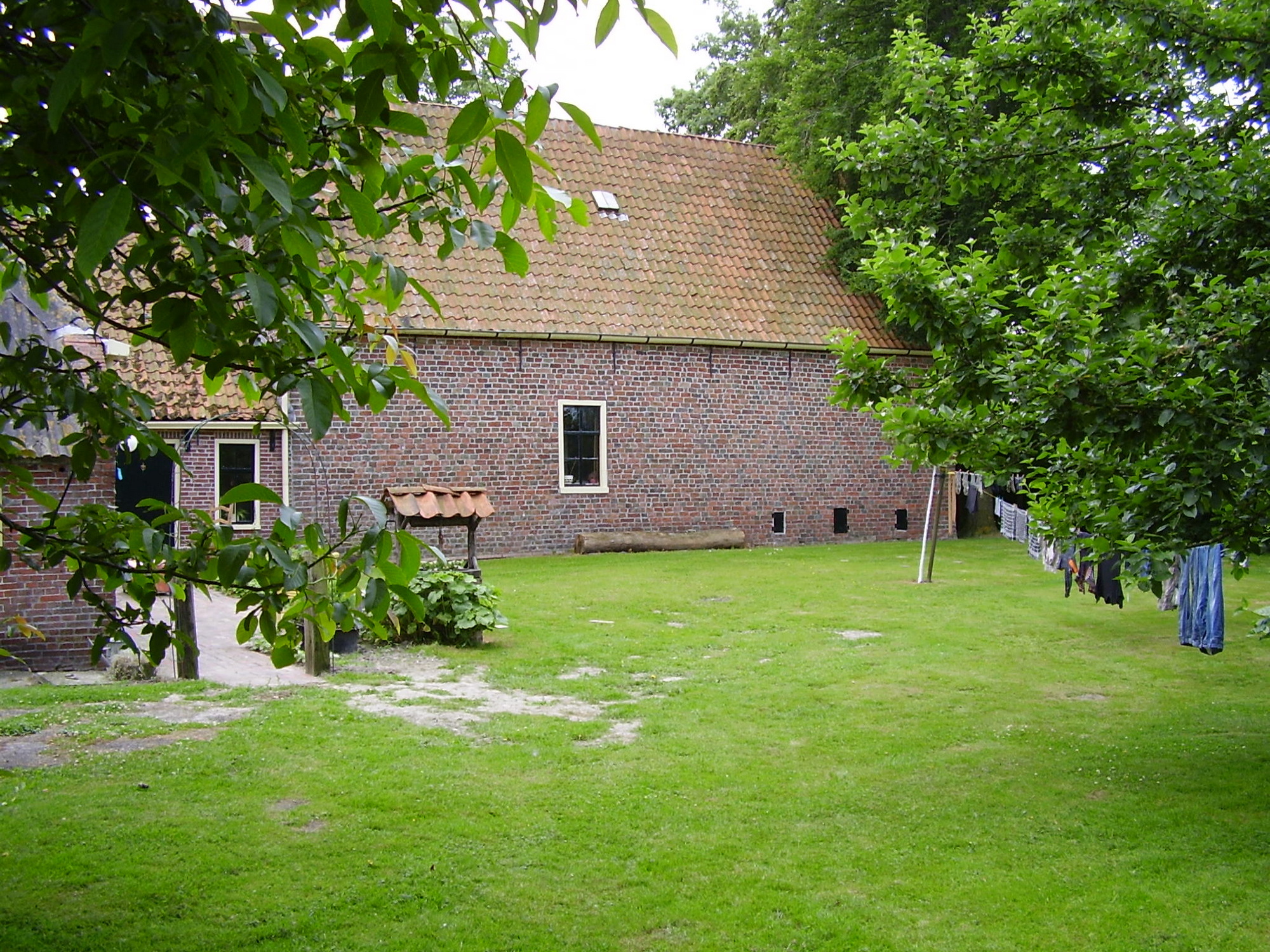 De boerderij is voor een deel opgebouwd uit kloostermoppen, mogelijk afkomstig van de voormalige afgebroken borg Luusemaheerd.