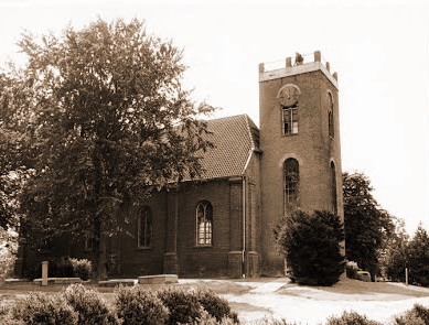 Tijdens de WOII is de toren van de kerk beschadigd en werd de spits compleet verwoest. Het heeft tot 1977 geduurd voordat er weer een torenspits is aangebracht. De foto behoort niet tot de originele tekst maar is ter illustratie toegegevoegd. Bron v.d. foto: Onbekend.