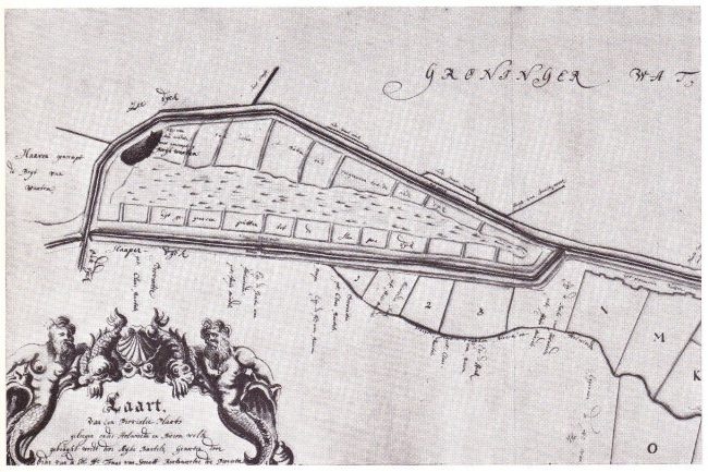 Pl. 1 Rechts boven wíerde Hoogwatum anno 1727 met daarnaast de toevoeging 'Huys ran Haje Mindels wort genoempt Hoog Waatrum'. Uit deze kaart blijkt eveneens dat Claas Bartels - de eerste naam van boven, westelijk van de slaperdijk - zijn land van de provincie huurt. Ook de localisering van de naam wijst deze persoon als bewoner van de boerderij Hoogwatum aan (zie noot 9). RAG, blad 72 van de Prov. Atlas).