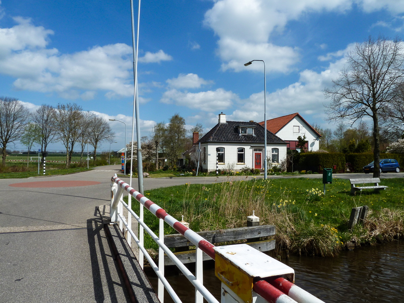 De brug over het Slochterdiep met de naam IJzeren Klap in Lageland, rechts achter de voormalige basisschool van Lageland.