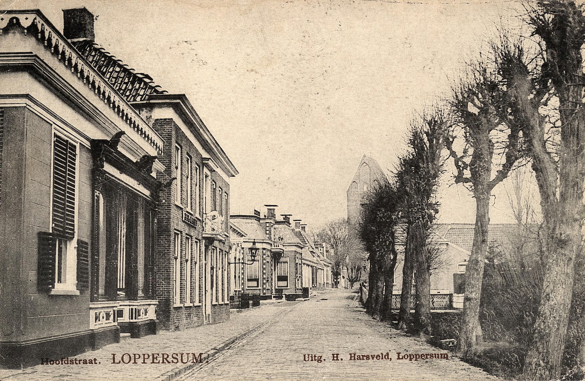 Ansichtkaart Hoofdstraat Loppersum, 1905-1910. Uit. H. Harsveld, Loppersum. Bron: Beeldbank Groninger Archieven; NL-GnGRA_1986_12650.