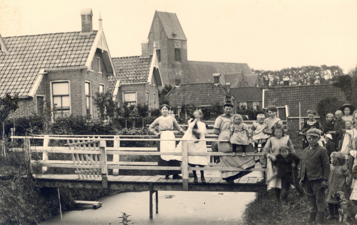 Foto: Middenstraat. Middenpad met de gracht om boerderij Zuidven, 1920-1930. Bron: Beeldbank Groninger Archieven.