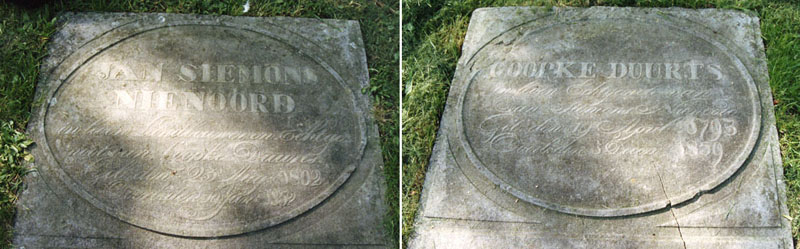 Grafstenen op Menkeweer van Jan Siemons Nienoord (Rasquert 1802 -Kantens 1852), herbergier op het Rechthuis te Onderdendam (voor 1837) en zijn echtgenote Coopke Duurts (Hoogemeeden 1792 - Kantens 1859). Jan Siemons en Coopke huwen op 21 mei 1825 te Bedum. Hij is dan 22 jaar.