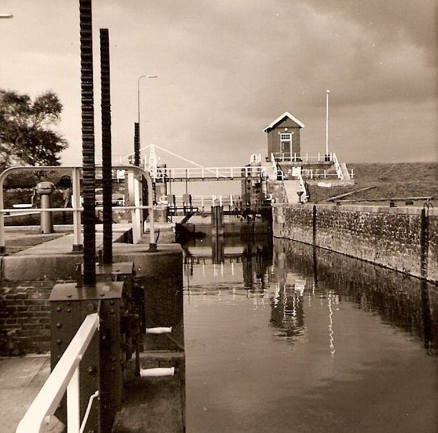 De voormalige schutssluis te Nieuwe Statenzijl met de sluisdeuren en de loopbrug. Foto: Harm Hillinga, 1964.