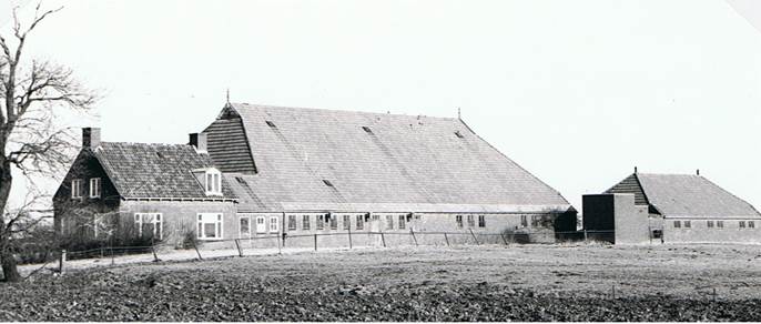 De boerderij in Heveskeklooster met daarachter de werkplaats en de garage, vlak voor de afbraak.