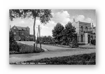Links het stationsgebouw te Nieuwolda en rechts op de voorgrond het hotel Prenger. De foto betreft een ansichtkaart uitgegeven door H. v.d. Veen, Boekhandel te Nieuwolda. de kaart is afgestempeld in de jaren twintig van de vorige eeuw.