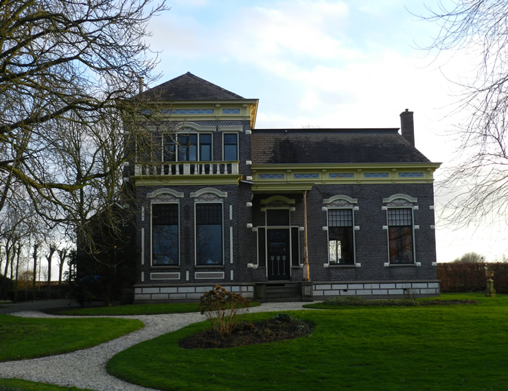 Renteniersvilla met aangebouwd koetshuis en tuin uit 1908. Datering in entree. Architect: W. Snater. Adres: Hoofdweg Oost 28. Foto: 10 januari 2016