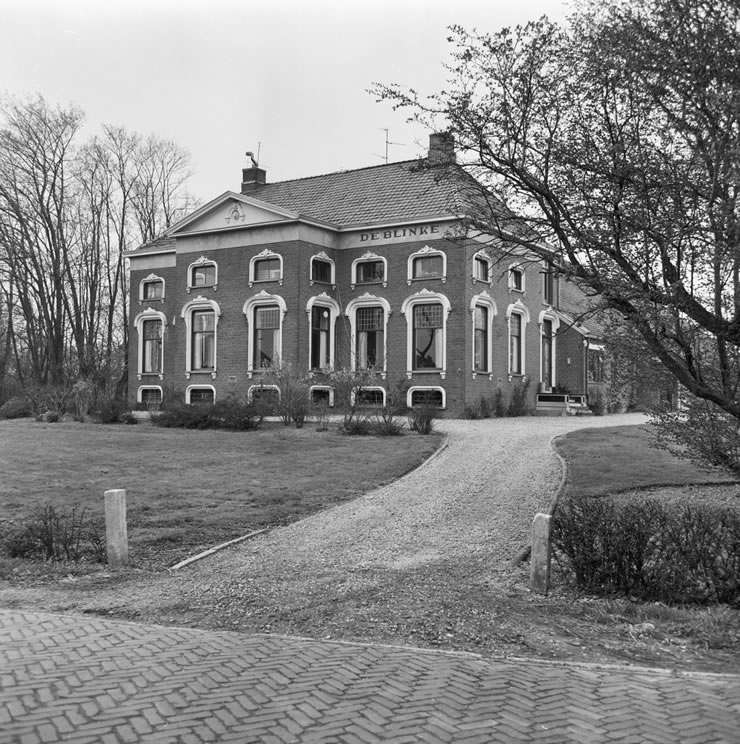 Voorhuis van de boerderij 'De Blinke' uit 1876. Adres: Hoofdweg Oost 1.